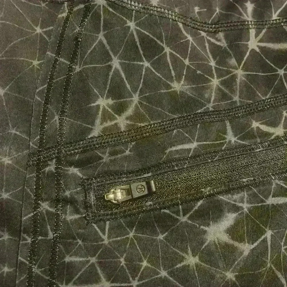 Lululemon Run: Top Speed Crop *Full-On Luxtreme
Star Crushed Coal Black size 6 - Picture 12 of 14